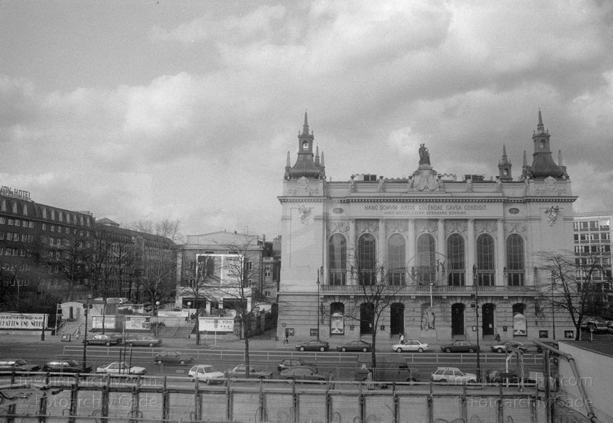 Berlin. Charlottenburg. Theater des Westens. Kantstraße
April 1992. Berlin. Charlottenburg. Theater des Westens. Kantstraße
Schlüsselwörter: Berlin;Charlottenburg;Deutschland;Germany;Kantstraße;1992;Theater des Westens