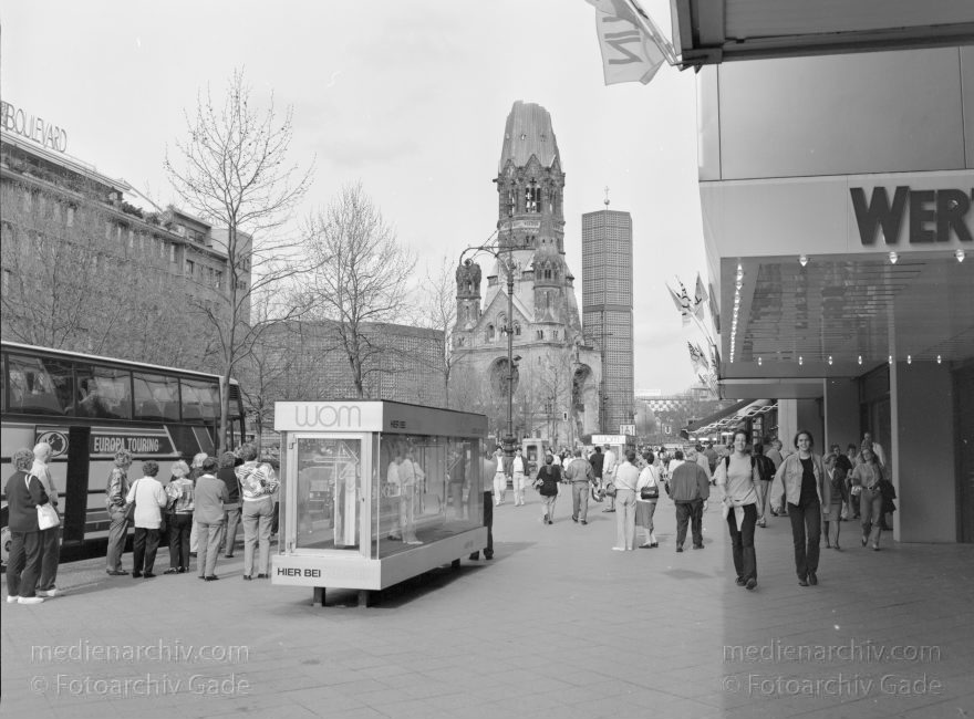 Berlin. Kurfüstendamm. Breitscheidplatz. Kaiser-Wilhelm-Gedächtniskirche
26. 4. 1992. Berlin. Charlottenburg. Kurfüstendamm. Breitscheidplatz. Kaiser-Wilhelm-Gedächtniskirche. Ku'damm
Schlüsselwörter: Berlin;Breitscheidplatz;Charlottenburg;Deutschland;Germany;Kaiser-Wilhelm-Gedächtniskirche;Ku'damm;Kudamm;1992;Kurfüstendamm