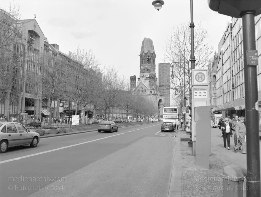 Berlin. Kurfüstendamm. Breitscheidplatz. Kaiser-Wilhelm-Gedächtniskirche
26. 4. 1992. Berlin. Charlottenburg. Kurfüstendamm. Breitscheidplatz. Kaiser-Wilhelm-Gedächtniskirche. Ku'damm
Schlüsselwörter: Berlin;Breitscheidplatz;Charlottenburg;Deutschland;Germany;Kaiser-Wilhelm-Gedächtniskirche;Ku'damm;Kudamm;1992;Kurfüstendamm