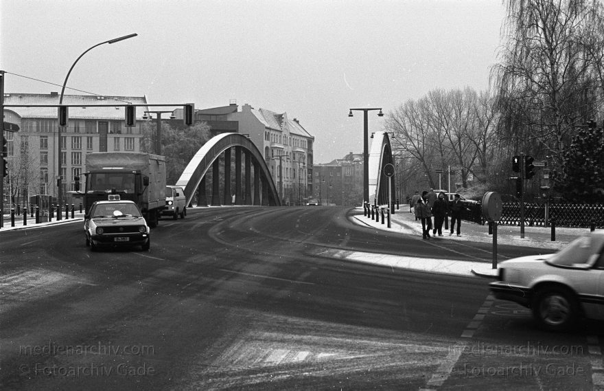 Berlin. Charlottenburg. Schlossbrücke. Schlossbrücke
Dezember 1992. Berlin. Charlottenburg. Schlossbrücke. Schlossbrücke
Schlüsselwörter: Berlin;Charlottenburg;Deutschland;Germany;Schlossbrücke;1992;Schloßbrücke