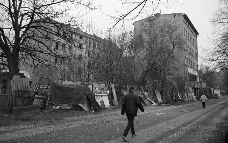 Berlin. Charlottenburg. Besetzes Haus in der Marchstraße
Januar 1996. Berlin. Charlottenburg. Besetzes Haus in der Marchstraße
Schlüsselwörter: Berlin;Charlottenburg;Deutschland;Germany;1996;Marchstraße