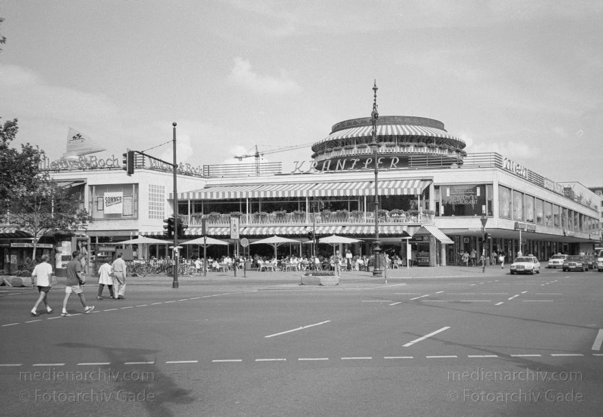 Berlin. Charlottenburg. Cafe Kranzler Kurfürstendamm
6. August 1996. Berlin. Charlottenburg. Cafe Kranzler Kurfürstendamm
Schlüsselwörter: Berlin;Café Kranzler;Charlottenburg;Deutschland;Germany;1996;Kurfürstendamm