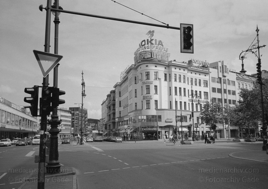 Berlin. Charlottenburg. Tauentzin. Joachimstalerstraße
6. August 1996. Berlin. Charlottenburg. Tauentzin. Joachimstaler Straße
Schlüsselwörter: Berlin;Charlottenburg;Deutschland;Germany;Jaochimstaler Straße;1996;Tauentzin