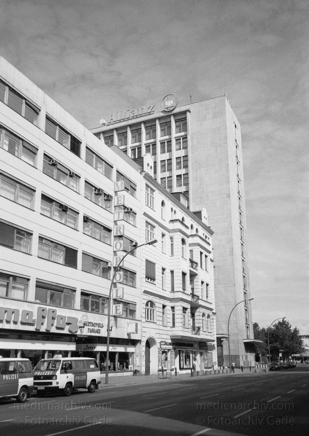 Berlin. Charlottenburg. Joachimstalerstraße
6. August 1996. Berlin. Charlottenburg. Joachimstaler Straße
Schlüsselwörter: Berlin;Charlottenburg;Deutschland;Germany;1996;Jaochimstaler Straße