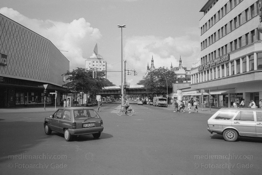 Berlin. Charlottenburg. Kantstraße Joachimstalerstraße
6. August 1996. Berlin. Charlottenburg. Kantstraße Joachimstaler Straße
Schlüsselwörter: Berlin;Charlottenburg;Deutschland;Germany;Jaochimstaler Straße;1996;Kantstraße