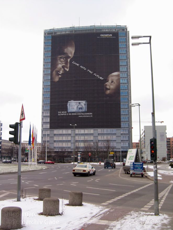 Berlin. Charlottenburg. Ernst Reuter Platz. Großplakat an einem Hochhaus. Werbung dieser Art tauchte in den letzten Jahren häufiger auf und ist umstritten.
5. Januar 2003. Berlin. Charlottenburg. Ernst Reuter Platz. Großplakat an einem Hochhaus. Werbung dieser Art tauchte in den letzten Jahren häufiger auf und ist umstritten.
Schlüsselwörter: Berlin;Charlottenburg;Deutschland;Ernst-Reuter-Platz;Germany;Großplakat;2003;Werbung