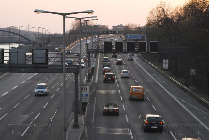 Berlin. Stadtautobahn zwischen Jakob-Kaiser-Platz und Seestraße
24. 3. 2007. Berlin. Charlottenburg. Stadtautobahn zwischen Jakob-Kaiser-Platz und Seestraße. KFZ-Verkehr. Autos.
Schlüsselwörter: Autobahn;Autos;Berlin;Charlottenburg;Deutschland;Germany;KFZ;2007;Verkehr