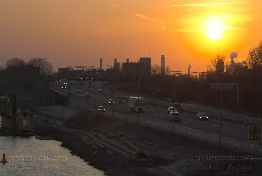Berlin. Stadtautobahn zwischen Jakob-Kaiser-Platz und Seestraße Am Westhafenkanal. Binnenschifffahrt. Sonnenuntergang
24. 3. 2007. Berlin. Charlottenburg. Stadtautobahn zwischen Jakob-Kaiser-Platz und Seestraße. KFZ-Verkehr. Autos. Am Westhafenkanal. Binnenschifffahrt. Sonnenuntergang
Schlüsselwörter: Autobahn;Berlin;Charlottenburg;Deutschland;Germany;Sonnenuntergang;2007;Westhafenkanal
