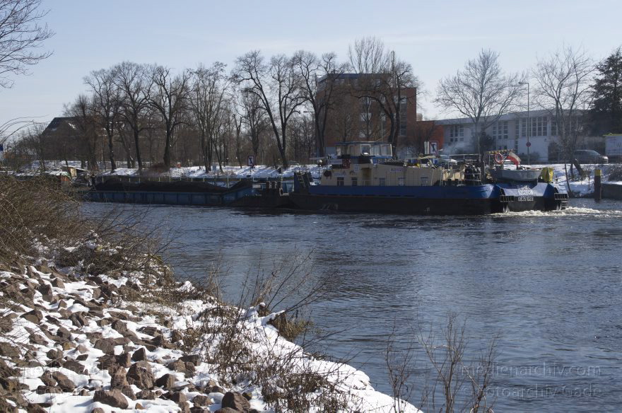 Berlin. Wedding. Binnenschiffe. Schleuse Plötzensee
24. 3. 2013. Berlin. Wedding. Charlottenburg. Binnenschiffe am Schleuse Plötzensee. Berlin-Spandauer Schifffahrtskanal.
Schlüsselwörter: Berlin;Berlin-Spandauer Schifffahrtskanal;Binnenschiffe;Charlottenburg;Germany;Schleuse Plötzensee;2013;Wedding