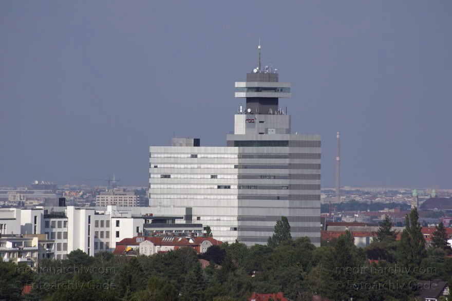 Berlin. RBB-Gebäude
2. 8. 2014. Berlin. Blick vom Drachenberg in Charlottenburg-Wilmersdorf. RBB-Gebäude. Radio Berlin Brandenburg
Schlüsselwörter: Berlin;Fernsehturm;Funkturm;Germany;Messegelände;2014;RBB-Gebäude