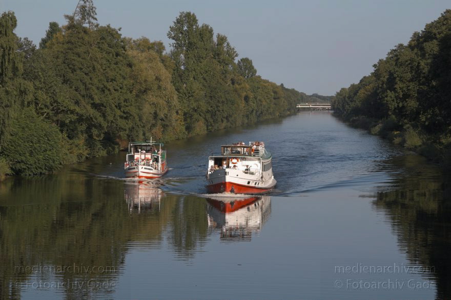 Berlin. Charlottenburg. Ausflugsdampfer auf dem Hohenzollernkanal
4. 9. 2005. Berlin. Charlottenburg. Ausflugsdampfer auf dem Hohenzollernkanal. Blick von der Mäckeritzsbrücke.
Schlüsselwörter: Ausflugsdampfer;Berlin;Dampfer;Deutschland;Germany;Hohenzollernkanal;2005;Schiffe