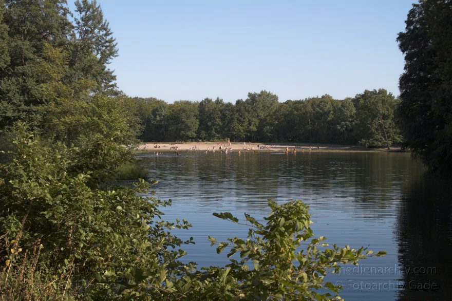 Berlin. Volkspark Jungfernheide. Jungfernheideteich
4. 9. 2005. Berlin. Charlottenburg. Volkspark Jungfernheide. Inoffizielles Strandbad am Jungfernheideteich.
Schlüsselwörter: Baden;Berlin;Charlottenburg;Deutschland;Freizeit;Germany;Jungfernheide;Jungfernheideteich;Sonnen;Strand;2005;Volkspark