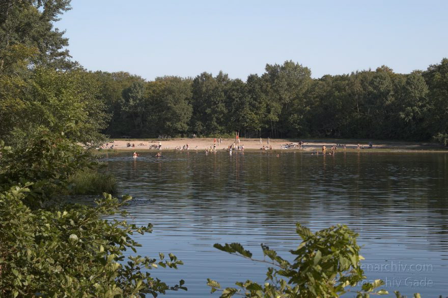 Berlin. Volkspark Jungfernheide. Jungfernheideteich
4. 9. 2005. Berlin. Charlottenburg. Volkspark Jungfernheide. Inoffizielles Strandbad am Jungfernheideteich.
Schlüsselwörter: Baden;Berlin;Charlottenburg;Deutschland;Freizeit;Germany;Jungfernheide;Jungfernheideteich;Sonnen;Strand;2005;Volkspark