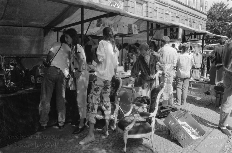 Berlin. Charlottenburg. Flohmarkt an der Straße des Juni
September 1988. Berlin. Charlottenburg. Flohmarkt an der Straße des 17. Juni.
Schlüsselwörter: Berlin;Charlottenburg;Deutschland;Flohmarkt;Germany;1988;Straße des 17 Juni
