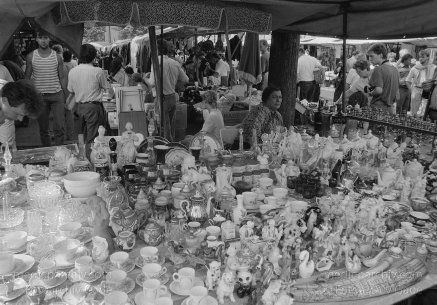Berlin. Charlottenburg. Flohmarkt an der Straße des Juni
September 1988. Berlin. Charlottenburg. Flohmarkt an der Straße des 17. Juni.
Schlüsselwörter: Berlin;Charlottenburg;Deutschland;Flohmarkt;Germany;1988;Straße des 17 Juni