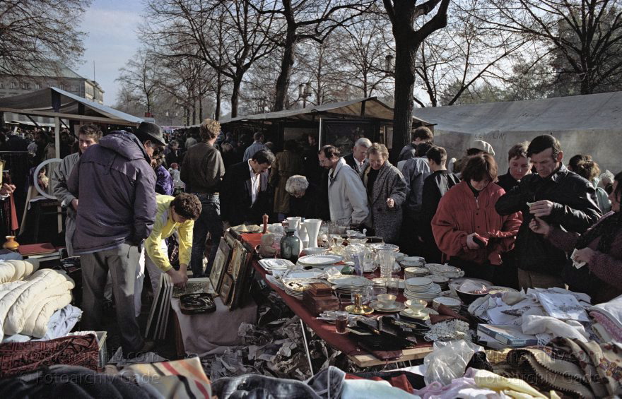Berlin. Charlottenburg. Flohmarkt an der Straße des Juni
27. Oktober 1990. Berlin. Charlottenburg. Flohmarkt an der Straße des 17. Juni
Schlüsselwörter: Berlin;Charlottenburg;Deutschland;Flohmarkt;Germany;1990;Straße des 17 Juni
