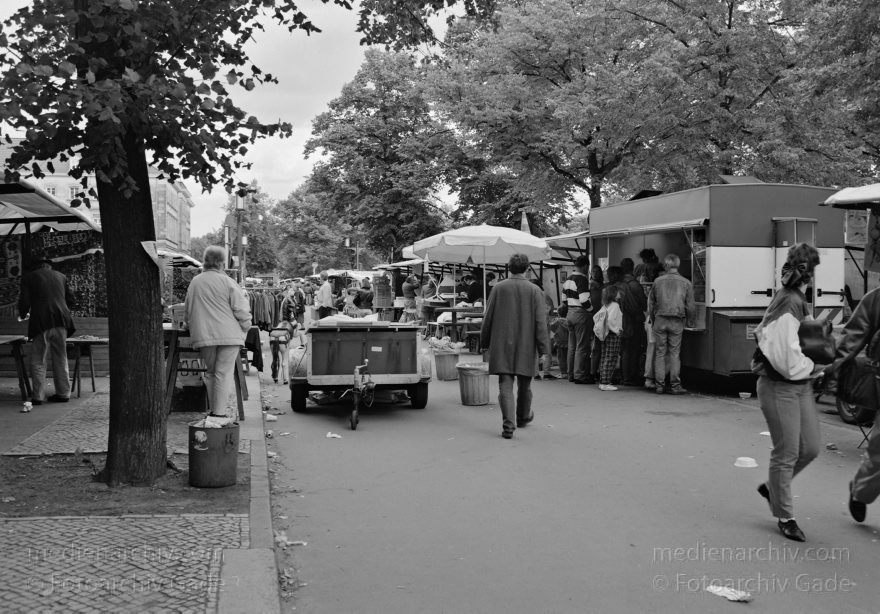 Berlin. Charlottenburg. Flohmarkt an der Straße des Juni
6. September 1992. Berlin. Charlottenburg. Flohmarkt an der Straße des 17. Juni
Schlüsselwörter: Berlin;Charlottenburg;Deutschland;Flohmarkt;Germany;1992;Straße des 17 Juni