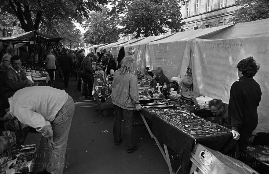 Berlin. Charlottenburg. Flohmarkt an der Straße des Juni
Novemer 1992. Berlin. Charlottenburg. Flohmarkt an der Straße des 17. Juni.
Schlüsselwörter: Berlin;Charlottenburg;Deutschland;Flohmarkt;Germany;1992;Straße des 17 Juni