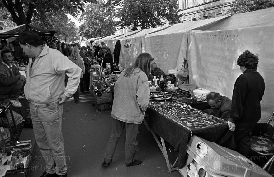 Berlin. Charlottenburg. Flohmarkt an der Straße des Juni
Novemer 1992. Berlin. Charlottenburg. Flohmarkt an der Straße des 17. Juni.
Schlüsselwörter: Berlin;Charlottenburg;Deutschland;Flohmarkt;Germany;1992;Straße des 17 Juni