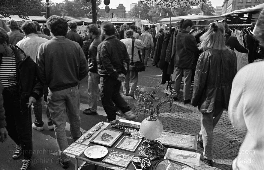 Berlin. Charlottenburg. Flohmarkt an der Straße des Juni
Novemer 1992. Berlin. Charlottenburg. Flohmarkt an der Straße des 17. Juni.
Schlüsselwörter: Berlin;Charlottenburg;Deutschland;Flohmarkt;Germany;1992;Straße des 17 Juni