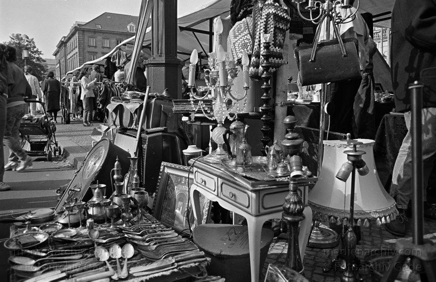 Berlin. Charlottenburg. Flohmarkt an der Straße des Juni
Novemer 1992. Berlin. Charlottenburg. Flohmarkt an der Straße des 17. Juni.
Schlüsselwörter: Berlin;Charlottenburg;Deutschland;Flohmarkt;Germany;1992;Straße des 17 Juni