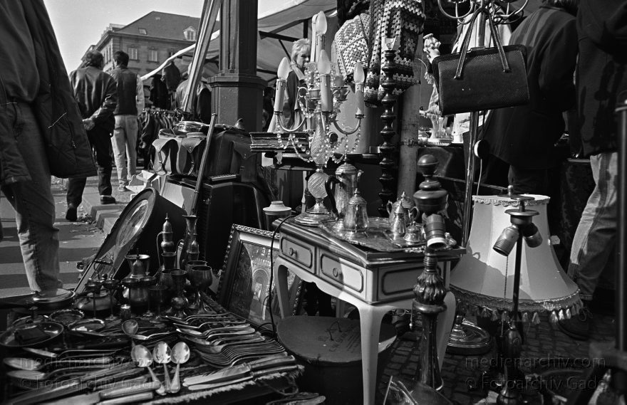 Berlin. Charlottenburg. Flohmarkt an der Straße des Juni
Novemer 1992. Berlin. Charlottenburg. Flohmarkt an der Straße des 17. Juni.
Schlüsselwörter: Berlin;Charlottenburg;Deutschland;Flohmarkt;Germany;1992;Straße des 17 Juni