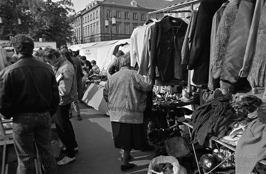 Berlin. Charlottenburg. Flohmarkt an der Straße des Juni
Novemer 1992. Berlin. Charlottenburg. Flohmarkt an der Straße des 17. Juni.
Schlüsselwörter: Berlin;Charlottenburg;Deutschland;Flohmarkt;Germany;1992;Straße des 17 Juni