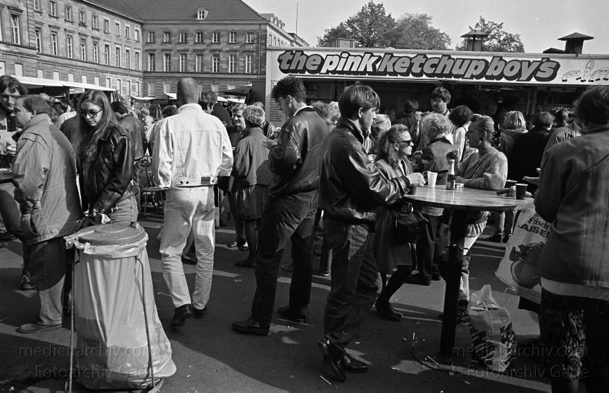 Berlin. Charlottenburg. Flohmarkt an der Straße des Juni
Novemer 1992. Berlin. Charlottenburg. Flohmarkt an der Straße des 17. Juni.
Schlüsselwörter: Berlin;Charlottenburg;Deutschland;Flohmarkt;Germany;1992;Straße des 17 Juni