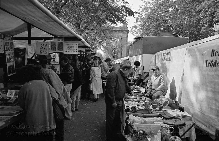 Berlin. Charlottenburg. Flohmarkt an der Straße des Juni
Novemer 1992. Berlin. Charlottenburg. Flohmarkt an der Straße des 17. Juni.
Schlüsselwörter: Berlin;Charlottenburg;Deutschland;Flohmarkt;Germany;1992;Straße des 17 Juni