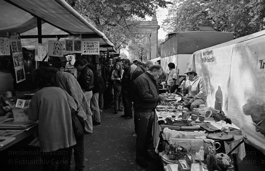 Berlin. Charlottenburg. Flohmarkt an der Straße des Juni
Novemer 1992. Berlin. Charlottenburg. Flohmarkt an der Straße des 17. Juni.
Schlüsselwörter: Berlin;Charlottenburg;Deutschland;Flohmarkt;Germany;1992;Straße des 17 Juni