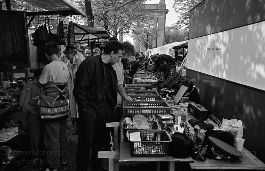 Berlin. Charlottenburg. Flohmarkt an der Straße des Juni
Novemer 1992. Berlin. Charlottenburg. Flohmarkt an der Straße des 17. Juni.
Schlüsselwörter: Berlin;Charlottenburg;Deutschland;Flohmarkt;Germany;1992;Straße des 17 Juni