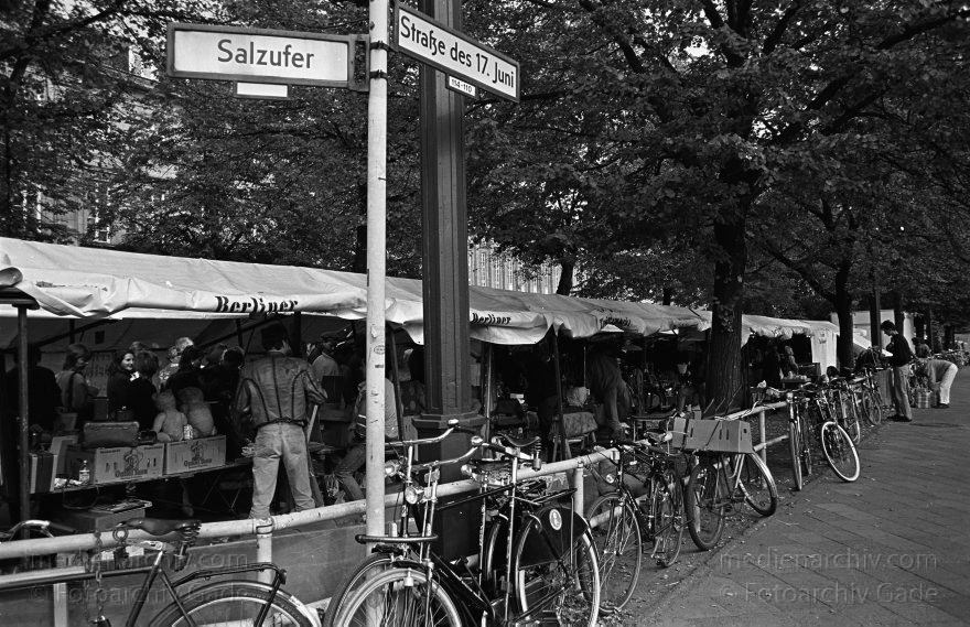 Berlin. Charlottenburg. Flohmarkt an der Straße des Juni
Novemer 1992. Berlin. Charlottenburg. Flohmarkt an der Straße des 17. Juni.
Schlüsselwörter: Berlin;Charlottenburg;Deutschland;Flohmarkt;Germany;1992;Straße des 17 Juni