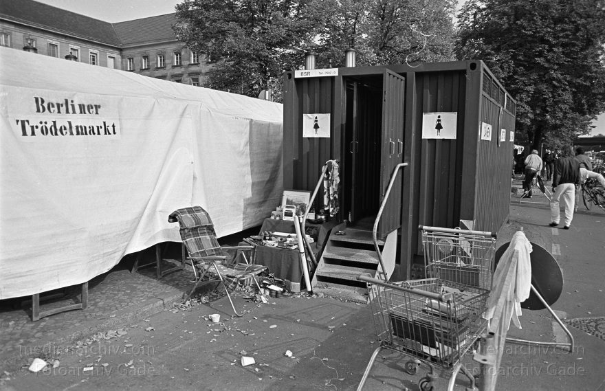 Berlin. Charlottenburg. Flohmarkt an der Straße des Juni
Novemer 1992. Berlin. Charlottenburg. Flohmarkt an der Straße des 17. Juni.
Schlüsselwörter: Berlin;Charlottenburg;Deutschland;Flohmarkt;Germany;1992;Straße des 17 Juni