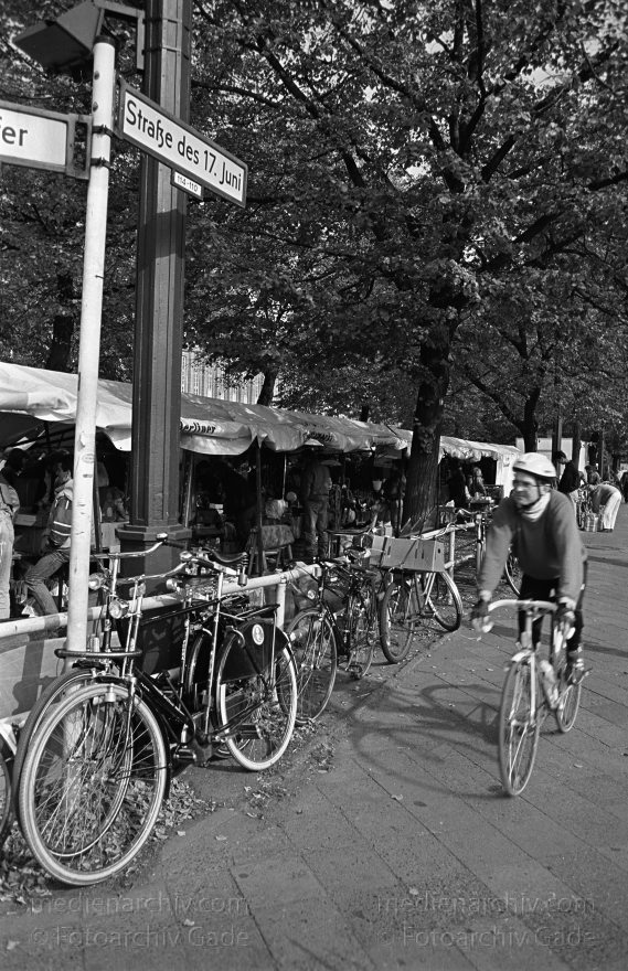 Berlin. Charlottenburg. Flohmarkt an der Straße des Juni
Novemer 1992. Berlin. Charlottenburg. Flohmarkt an der Straße des 17. Juni.
Schlüsselwörter: Berlin;Charlottenburg;Deutschland;Flohmarkt;Germany;1992;Straße des 17 Juni