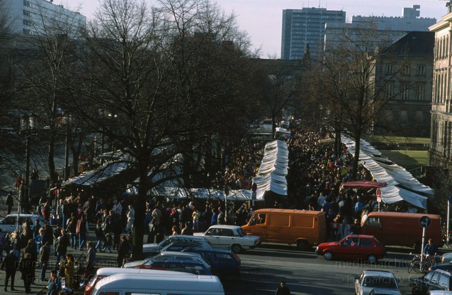 Berlin. Charlottenburg. Flohmarkt an der Straße des Juni
1993. Berlin. Charlottenburg. Flohmarkt an der Straße des 17. Juni
Schlüsselwörter: Berlin;Charlottenburg;Deutschland;Flohmarkt;Germany;1996;Straße des 17 Juni