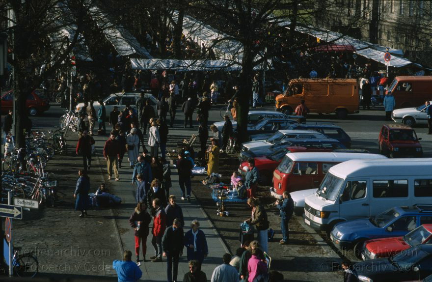 Berlin. Charlottenburg. Flohmarkt an der Straße des Juni
1993. Berlin. Charlottenburg. Flohmarkt an der Straße des 17. Juni
Schlüsselwörter: Berlin;Charlottenburg;Deutschland;Flohmarkt;Germany;1996;Straße des 17 Juni