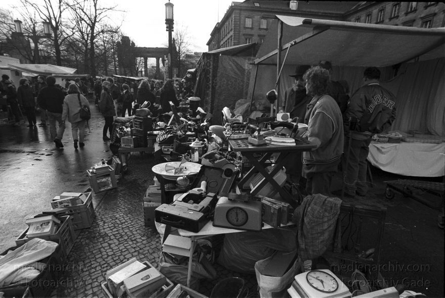 Berlin. Charlottenburg. Flohmarkt an der Straße des Juni
Februar 1995. Berlin. Charlottenburg. Flohmarkt an der Straße des 17. Juni.
Schlüsselwörter: Berlin;Charlottenburg;Deutschland;Flohmarkt;Germany;1995;Straße des 17 Juni