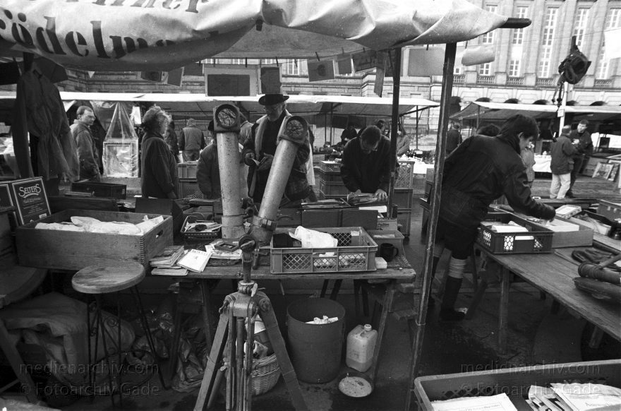 Berlin. Charlottenburg. Flohmarkt an der Straße des Juni
Februar 1995. Berlin. Charlottenburg. Flohmarkt an der Straße des 17. Juni.
Schlüsselwörter: Berlin;Charlottenburg;Deutschland;Flohmarkt;Germany;1995;Straße des 17 Juni