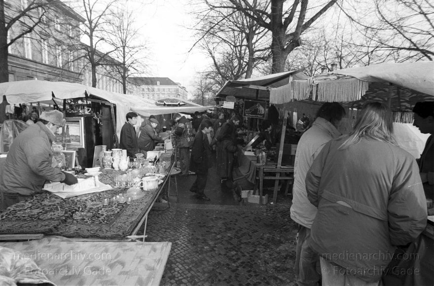 Berlin. Charlottenburg. Flohmarkt an der Straße des Juni
Februar 1995. Berlin. Charlottenburg. Flohmarkt an der Straße des 17. Juni.
Schlüsselwörter: Berlin;Charlottenburg;Deutschland;Flohmarkt;Germany;1995;Straße des 17 Juni