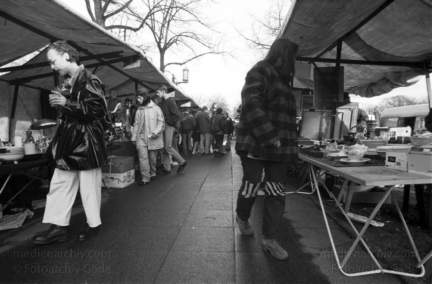 Berlin. Charlottenburg. Flohmarkt an der Straße des Juni
Februar 1995. Berlin. Charlottenburg. Flohmarkt an der Straße des 17. Juni.
Schlüsselwörter: Berlin;Charlottenburg;Deutschland;Flohmarkt;Germany;1995;Straße des 17 Juni