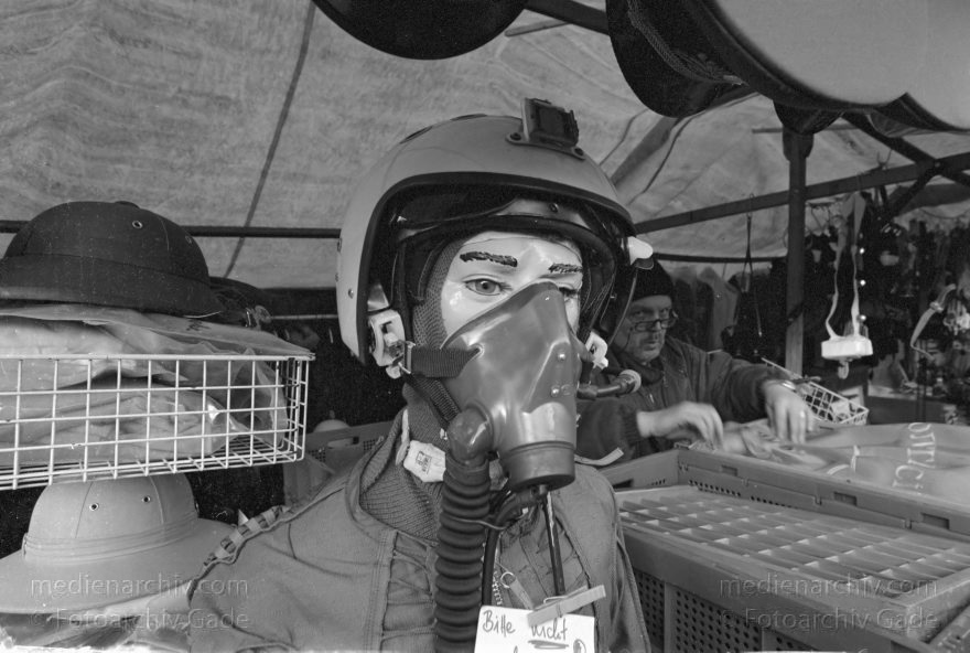 Berlin. Charlottenburg. Flohmarkt an der Straße des Juni
Februar 1995. Berlin. Charlottenburg. Flohmarkt an der Straße des 17. Juni. Helm. Maske und Pilotenuniform
Schlüsselwörter: Berlin;Charlottenburg;Deutschland;Flohmarkt;Germany;1992;Straße des 17 Juni