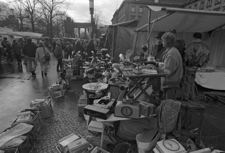 Berlin. Charlottenburg. Flohmarkt an der Straße des Juni
Februar 1995. Berlin. Charlottenburg. Flohmarkt an der Straße des 17. Juni.
Schlüsselwörter: Berlin;Charlottenburg;Deutschland;Flohmarkt;Germany;1995;Straße des 17 Juni