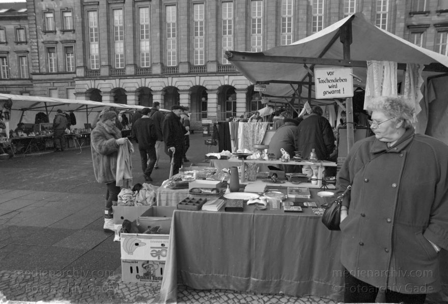 Berlin. Charlottenburg. Flohmarkt an der Straße des Juni
Februar 1995. Berlin. Charlottenburg. Flohmarkt an der Straße des 17. Juni.
Schlüsselwörter: Charlottenburg;Deutschland;Flohmarkt;Germany;Berlin;Straße des 17 Juni