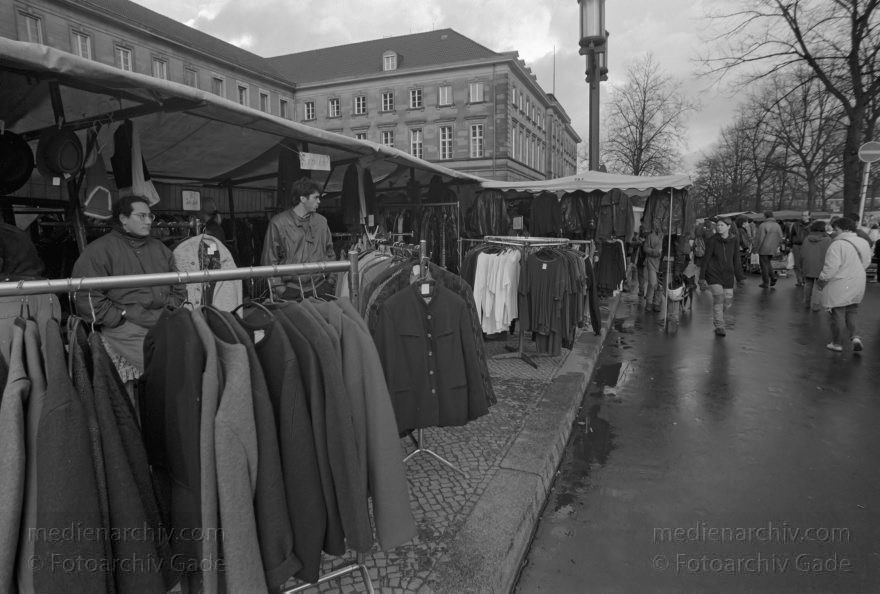 Berlin. Charlottenburg. Flohmarkt an der Straße des Juni
Februar 1995. Berlin. Charlottenburg. Flohmarkt an der Straße des 17. Juni.
Schlüsselwörter: Berlin;Charlottenburg;Deutschland;Flohmarkt;Germany;1995;Straße des 17 Juni