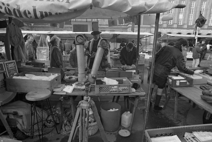 Berlin. Charlottenburg. Flohmarkt an der Straße des Juni
Februar 1995. Berlin. Charlottenburg. Flohmarkt an der Straße des 17. Juni.
Schlüsselwörter: Berlin;Charlottenburg;Deutschland;Flohmarkt;Germany;1995;Straße des 17 Juni