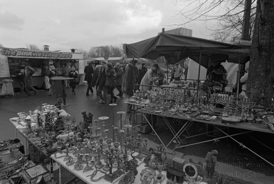 Berlin. Charlottenburg. Flohmarkt an der Straße des Juni
Februar 1995. Berlin. Charlottenburg. Flohmarkt an der Straße des 17. Juni.
Schlüsselwörter: Berlin;Charlottenburg;Deutschland;Flohmarkt;Germany;1995;Straße des 17 Juni