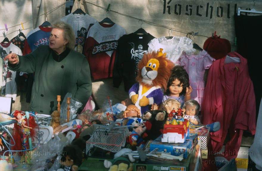 Berlin. Charlottenburg. Flohmarkt an der Straße des Juni
September 1996. Berlin. Charlottenburg. Flohmarkt an der Straße des 17. Juni
Schlüsselwörter: Charlottenburg;Deutschland;Flohmarkt;Germany;Berlin;Straße des 17 Juni