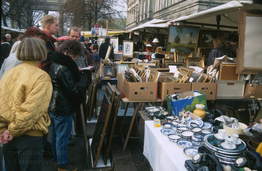 Berlin. Charlottenburg. Flohmarkt an der Straße des Juni
10. 1996. Berlin. Charlottenburg. Flohmarkt an der Straße des 17. Juni
Schlüsselwörter: Berlin;Charlottenburg;Deutschland;Flohmarkt;Germany;1996;Straße des 17 Juni