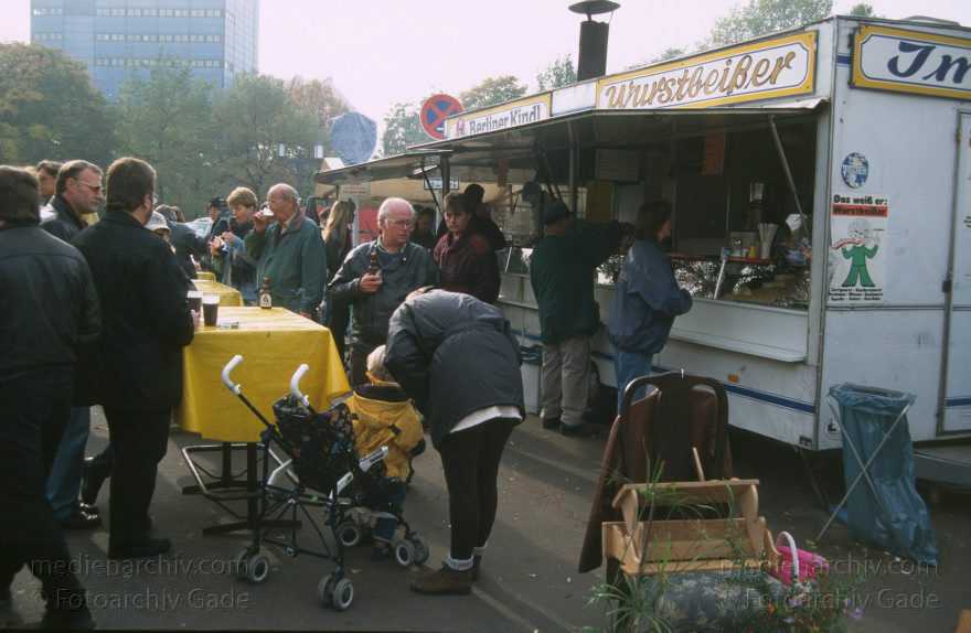 Berlin. Charlottenburg. Flohmarkt an der Straße des Juni
11. 1996. Berlin. Charlottenburg. Flohmarkt an der Straße des 17. Juni
Schlüsselwörter: Berlin;Charlottenburg;Deutschland;Flohmarkt;Germany;1996;Straße des 17 Juni