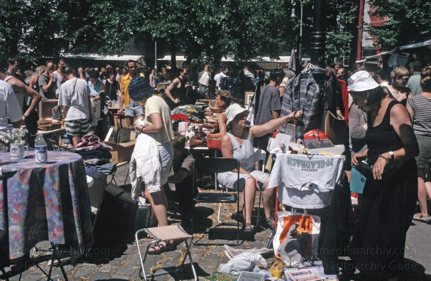 Berlin. Charlottenburg. Flohmarkt an der Straße des Juni
Juli 1999. Berlin. Tiergarten. Flohmarkt an der Straße des 17. Juni
Schlüsselwörter: Berlin;Charlottenburg;Deutschland;Flohmarkt;Germany;1999;Tiergarten;Straße des 17 Juni